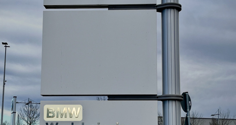 Auch BMW hat ein großes Werk in Leipzig. Headhunter helfen beim Personal in Leipzig.